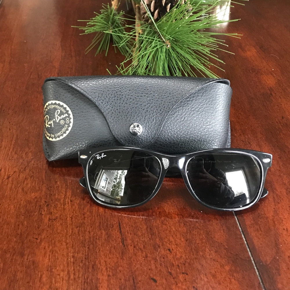 Wayfarer Ray-Ban Sunglasses w/Black Case!